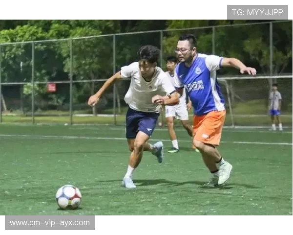 球员支持残疾青少年足球项目奉献爱心